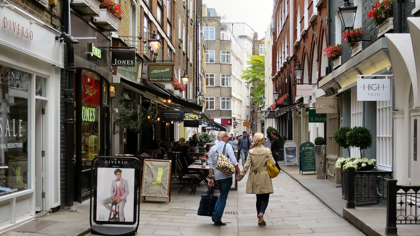 Μαγαζιά σε στενό δρομάκι κοντά στην Όξφορντ Στριτ στο Λονδίνο St Christopher's Place