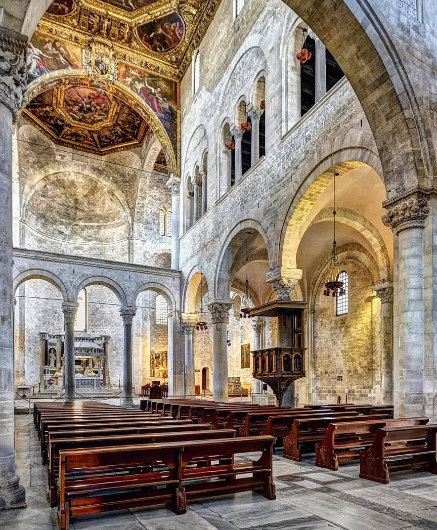 Ο εσωτερικός διάκοσμος και οι θέσεις των πιστών στην Βασιλική Αγίου Νικολάου Μπάρι