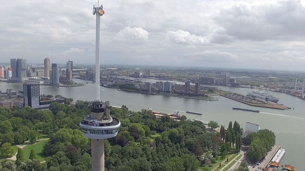 Ο πύργος τηλεπικοινωνιών Εύρωμαστ σε αεροφωτογραφία όπου φαίνεται και όλη η πόλη