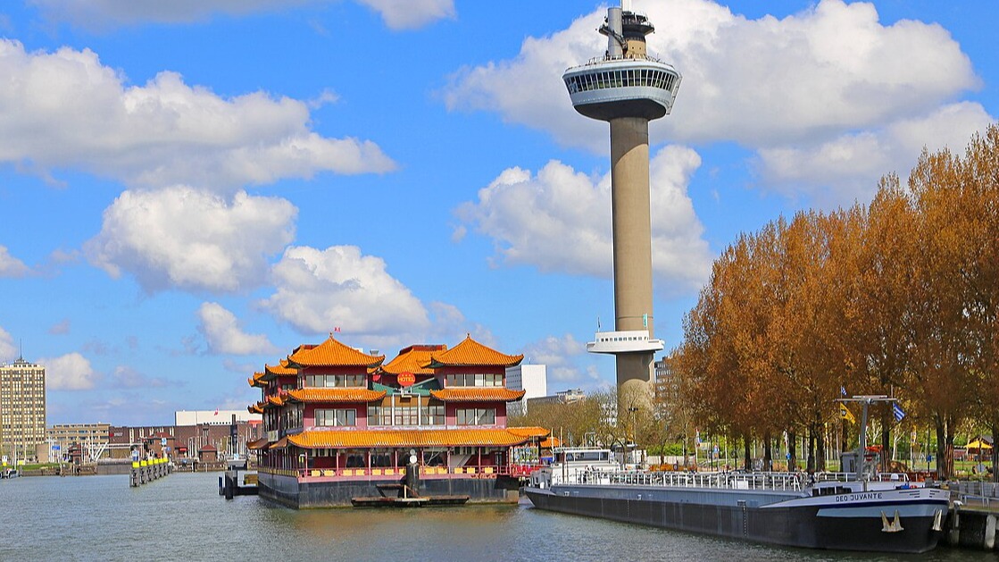 Ο πύργος τηλεπικοινωνιών Εύρωμαστ σε μια ηλιόλουστη μέρα στην πόλη του Ρότερνταμ