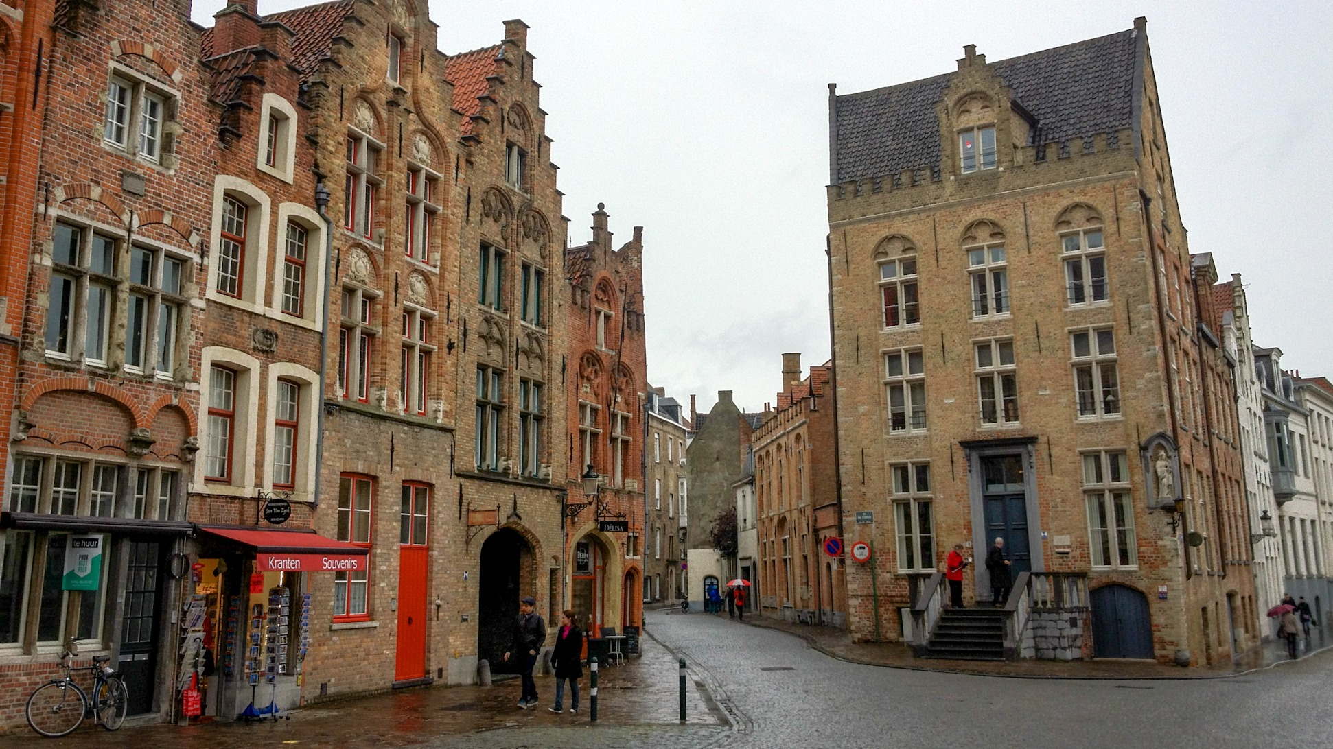 Πετρινοι δρόμοι και ιστορικά κτήρια στο ιστορικό κέντρο της Μπριζ