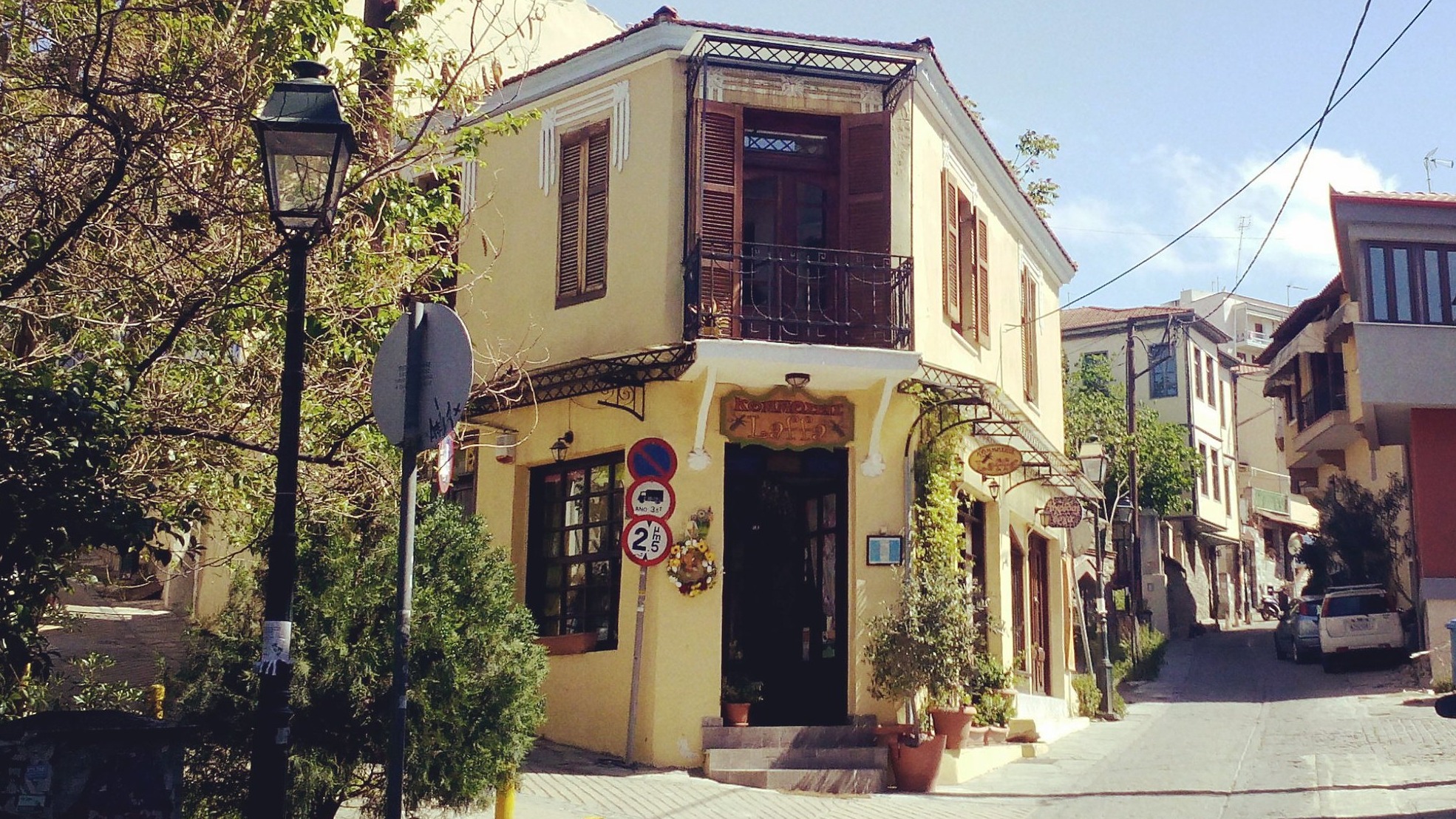 Στενός δρόμος και παραδοσιακά σπίτια στο Τσινάρι την Άνω Πόλη Θεσσαλονίκης