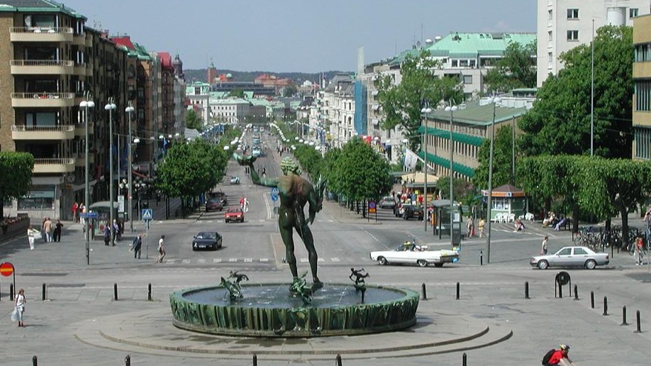 Το άγαλμα του Ποσειδώνα στην Πλατεία Γέταπλάτσεν (Götaplatsen) και το φόντο η Λεωφόρος Αβενι (Avenyn)