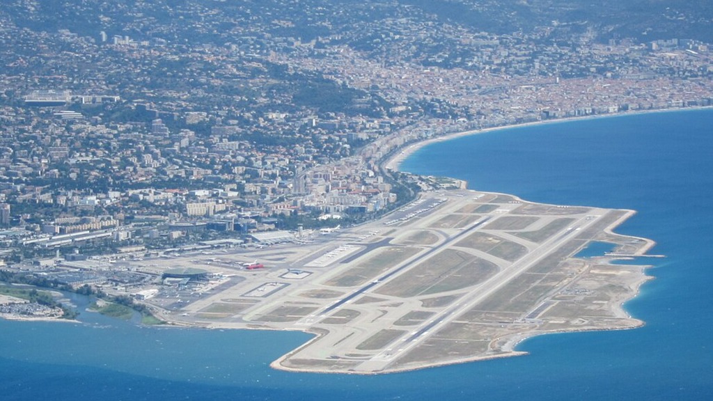 Το αεροδρόμιο της Νίκαιας και ο αστικός ιστός της πόλης δίπλα στη θάλασσα