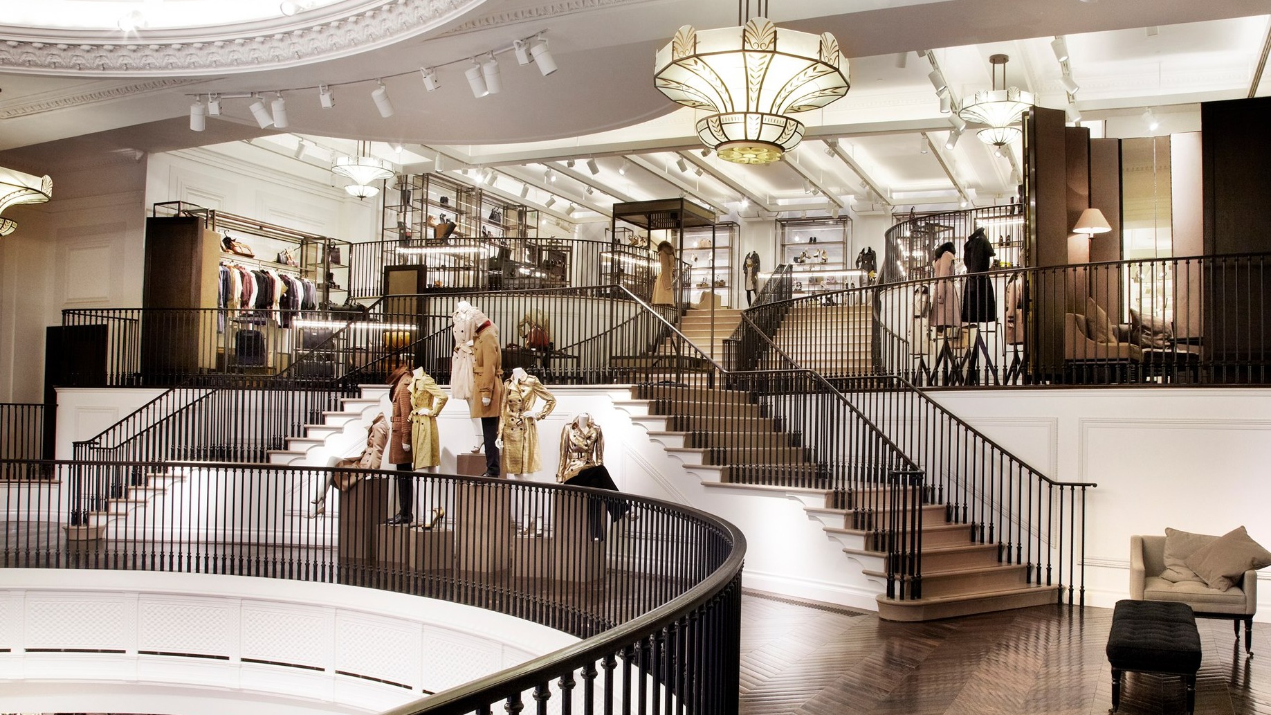 Το εσωτερικό στο κατάστημα Burberry στο Λονδίνο