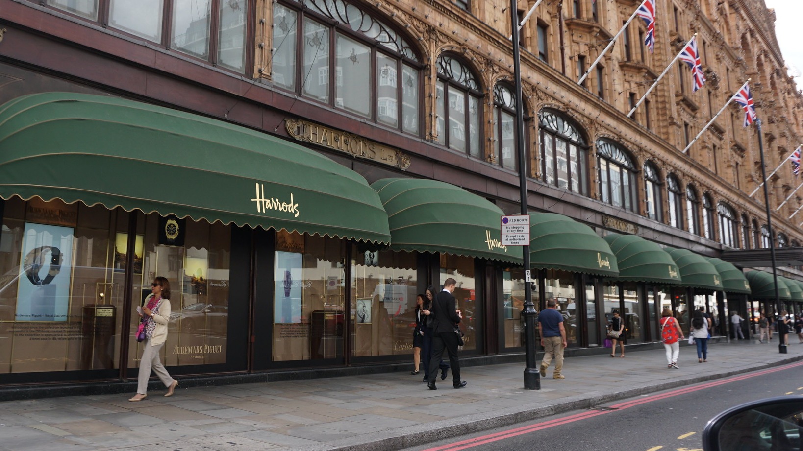 Το πεζοδρόμιο και οι βιτρίνες με τις χαρακτηριστικές πράσινες τέντες μπροστά στο Χάροντς 
