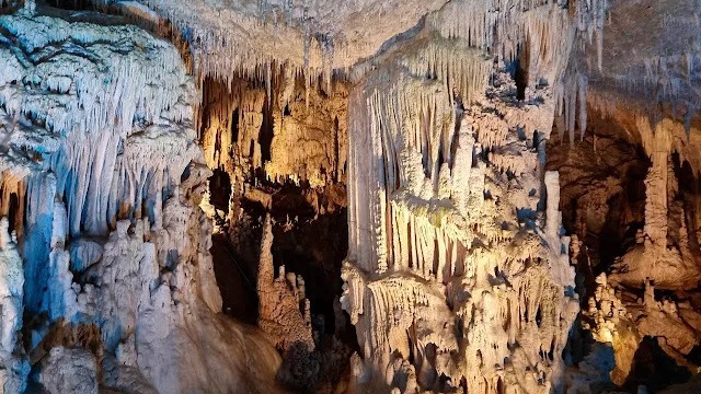 Φωτογραφία με σταλαγμίτες και σταλακτίτες στο Σπήλαιο του Περάματος στα Ιωάννινα