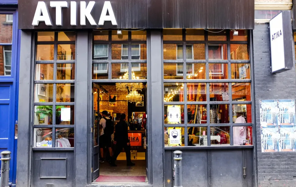 Το κατάστημα vintage ρούχων ΑΤΙΚΑ στο Λονδίνο
