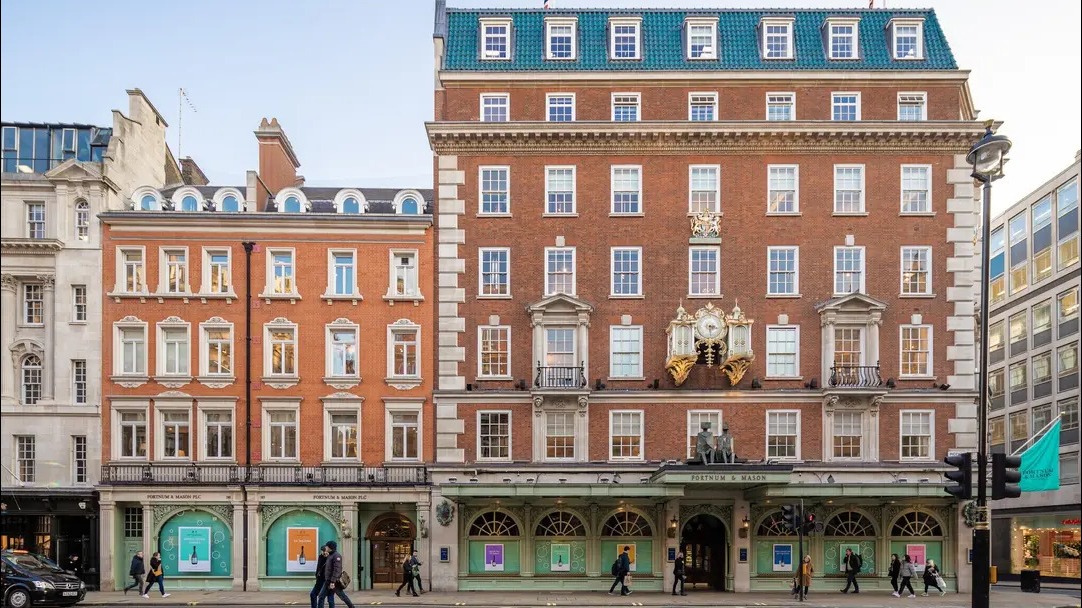 Το ντελικατέσεν πολυκατάστημα Fortnum & Mason στην οδό Πικαντίλι του Λονδίνου.bin