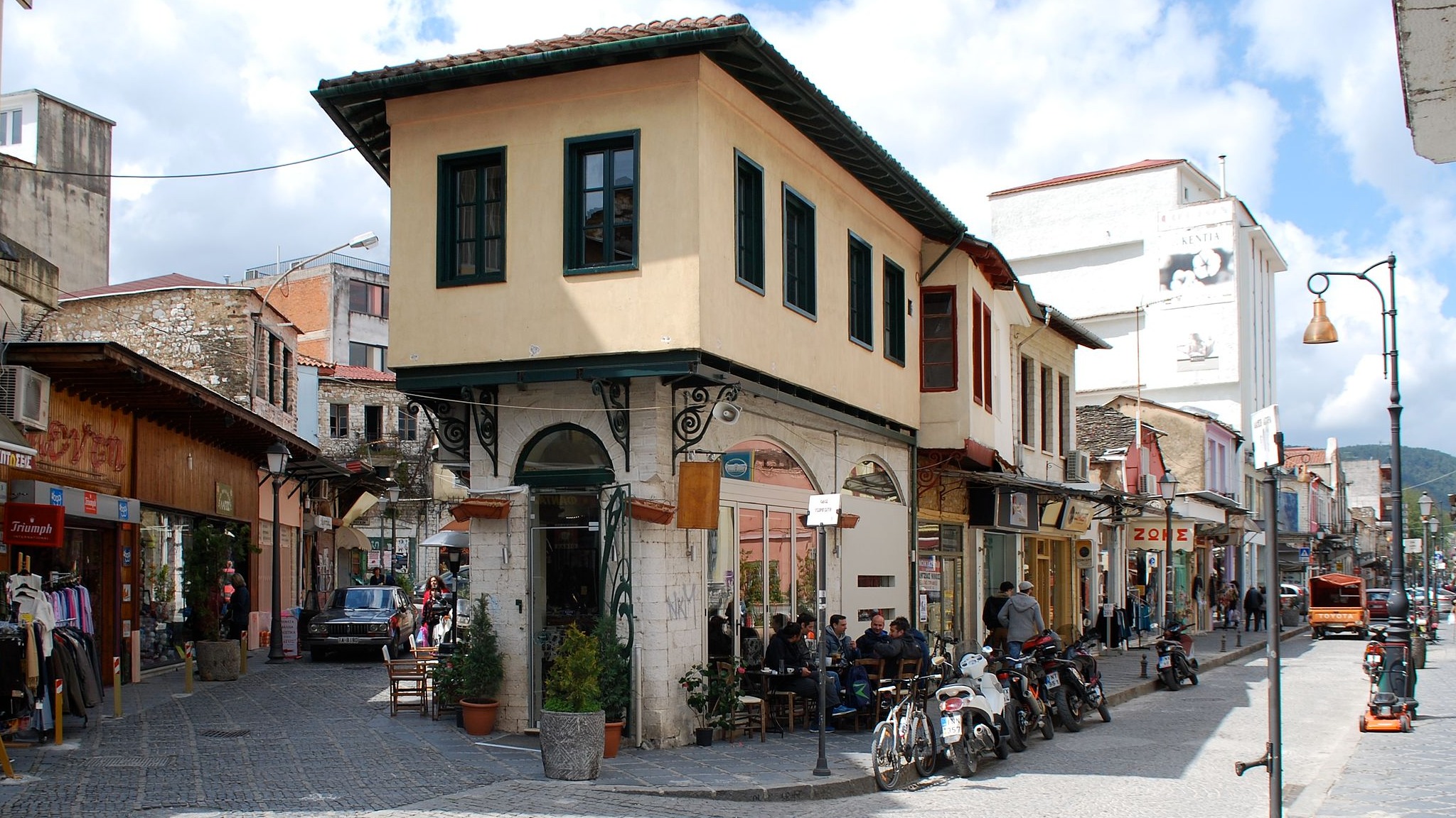 Παραδοσιακά οικοδομήματα και καταστήματα στο κέντρο στα Γιάννενα