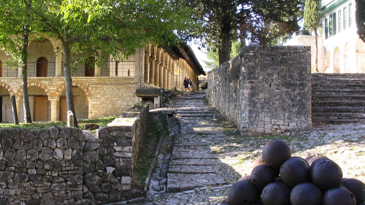 Ο μεντρεσές και δεξιά το φαίνεται Τζαμί του Αρσλάν Πασά στα Ιωάννινα αξιοθέατα