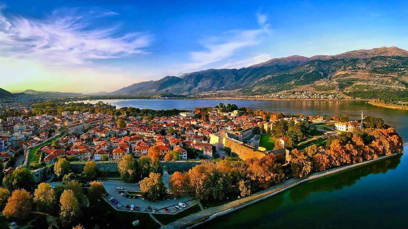 Αεροφωτογραφία με το κάστρο των Ιωαννίνων και τη λίμνη Παμβώτιδα