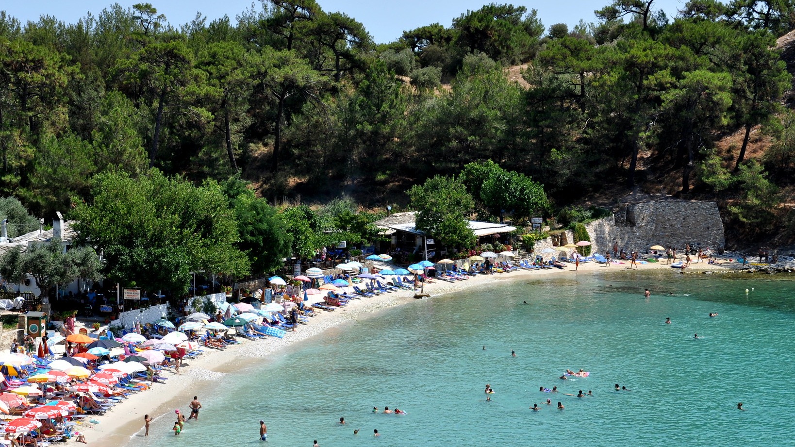 Θάσος παραλία περιτριγυρισμένη από πράσινο
