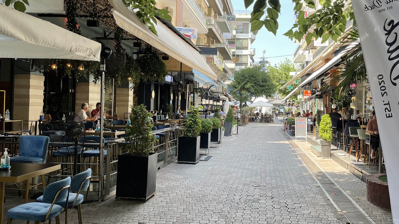 κατερινη αξιοθεατα καφετέριες σε πεζόδρομο της πόλης