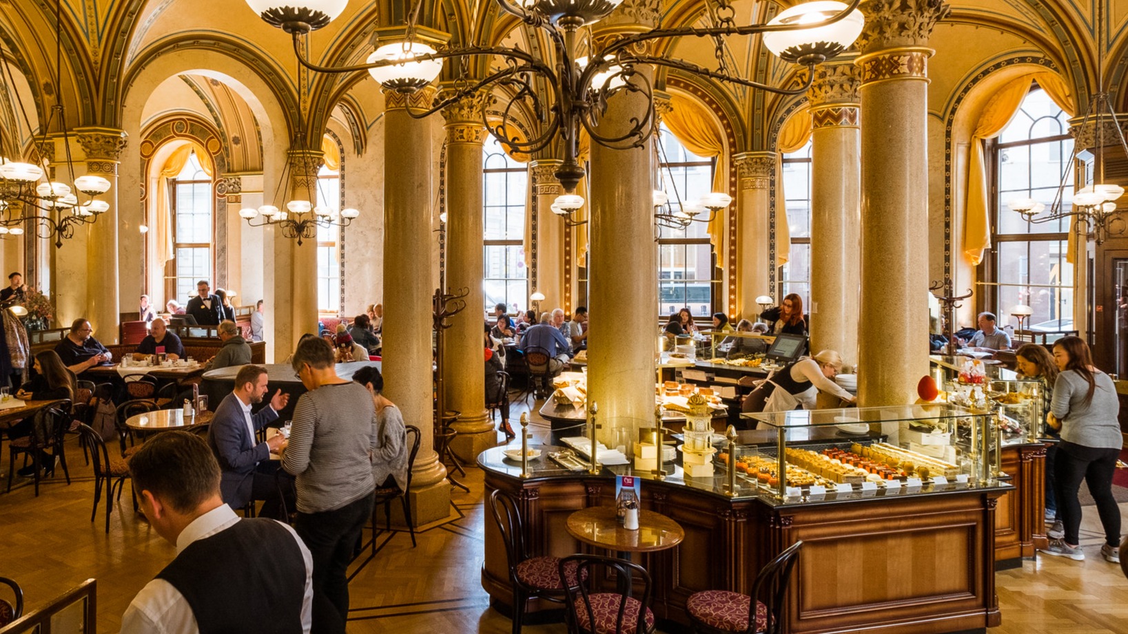 καφέ στη Βιέννη cafe central πελάτες απολαμβάνουν τον καφέ τους