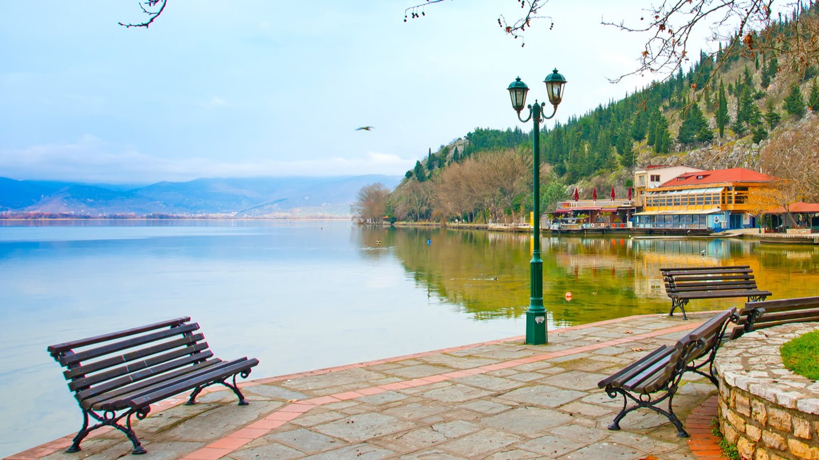 Ο Παραλιακός περίπατος στη Λίμνη Παμβώτιδα Ιωάννινα