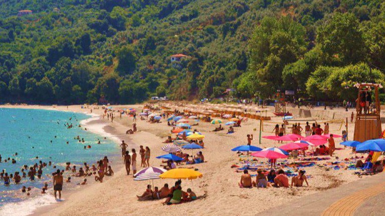 παπα νερο πηλιο παραλιες κοσμος στην ακρογιαλιά απολαμβάνει το μπάνιο του