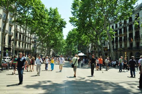 las ramblas στη βαρκελωνη, κόσμος περπατάει στον πεζόδρομο