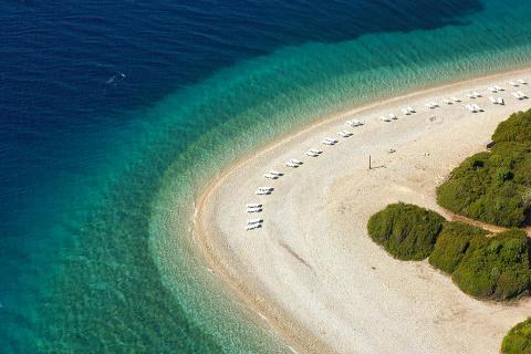 Αλόννησος παραλίες, η αμμόγλωσσα του Αγίου Δημήτριου από ψηλά.