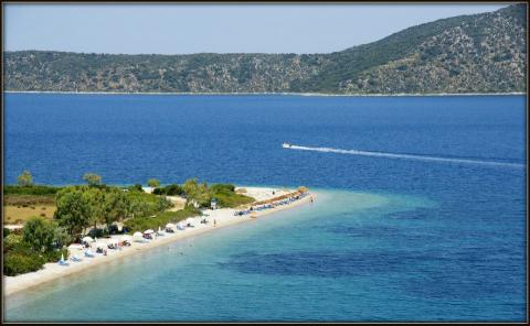 Αλόννησος παραλίες, η παραλία του Αγίου Δημήτριου και το νησάκι Περιστέρα στο βάθος.