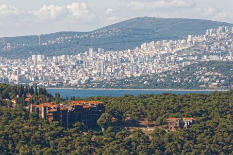 Ελληνικό Ορφανοτροφείο Προγκιπόνησα και στο φόντο η Κωνσταντινούπολη