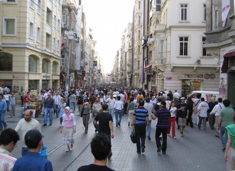 Οδός Ιστικλάλ Κωνσταντινούπολή αρκετός κόσμος περπατάει στον διάσημο πεζόδρομο