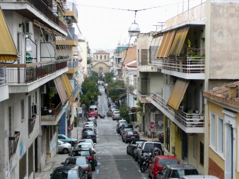 αθήνα γειτονειά κατοικιών δρόμος και παρκαρισμένα αυτοκίνητά αξιοθεατα αθηνα