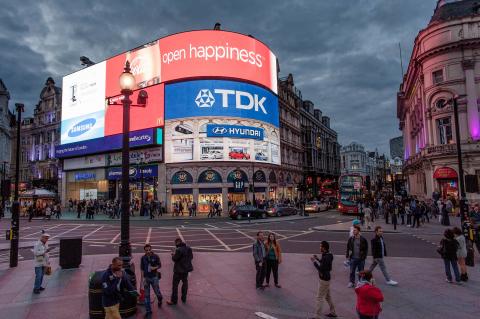  λονδινο αξιοθεατα η πλατεία Piccadilly Circus με τις φωτεινές διαφημιστικές οθόνες