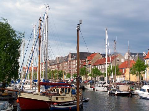 κοπεγχάγη Christianshavn βάρκες και ιστιοφόρα σε κανάλι μιας γειτονιάς της πόλης