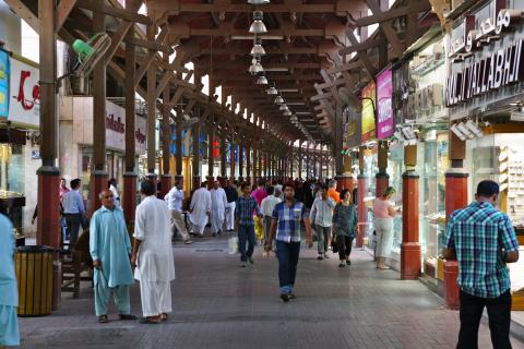  μπορω να κανω στο ντουμπαι αγορές (souk) φωτογραφία στη στοά μιας κλειστής αγοράς στο ντουμπάι