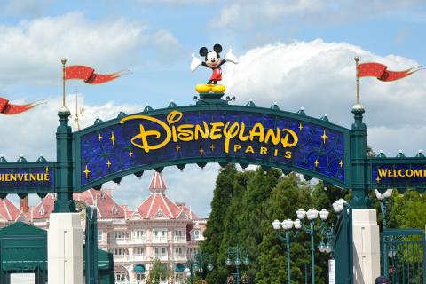 disneyland εισητηρια φωτογραφία με την επιγραφή στην κεντρική είσοδο του πάρκου