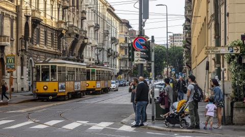 Ένας δρόμος στο κέντρο της πόλης του milano και το τραμ