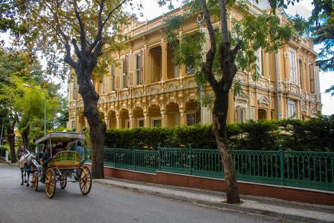 πριγκηπονήσια κωνσταντινουπολη αξιοθεατα κάρο που το σέρνει άλογο περνάει μπροστα από επιβλητική κατοικία