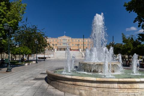 συνταγμα αθηνα πλατεια με φόντο την Ελληνική Βουλή αξιοθεατα αθηνα