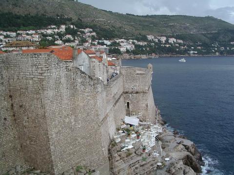 τείχη του ντουμπρόβνικ και μια καφετέρια στην εξωτερική πλευρά τους