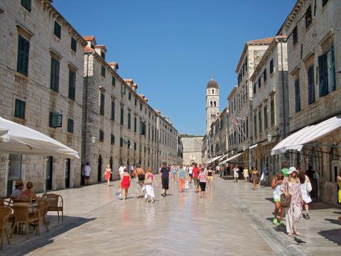ψωνια στο ντουμπροβνικ κεντρικός δρομος Στράντουν (Stradun) παλιας πόλης