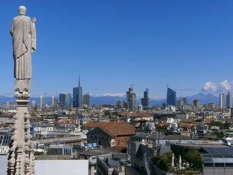 milano η θέα από τη στέγη του Ντουόμο οι ουρανοξύστες και στο βάθος οι Άλπεις