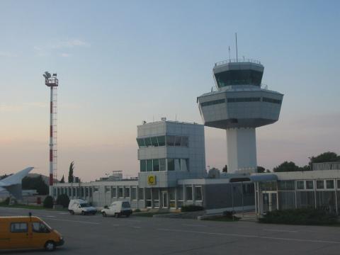 ντουμπροβνικ αεροπορικα ο πύργος ελεγχνου και το αεροδρόμιο