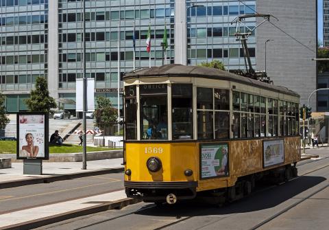 μιλανο εισητηρια το τραμ σε ένα δρόμο της πόλης