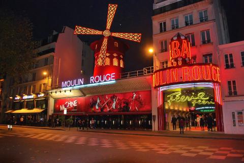 moulin rouge παρισι η εξωτερική όψη και τα φώτα του φημισμένου καμπαρέ παρίσι αξιοθέατα