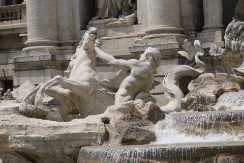 Άγαλμα στη fontana di trevi ένας τρίτωνας προσπαθεί να δαμάσει τον πήγασο