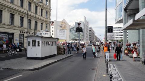 αξιοθέατα βερολίνο το Checkpoint Charlie στο σημείο διέλευσης μεταξύ ανατολικής και δυτικής γερμανιας