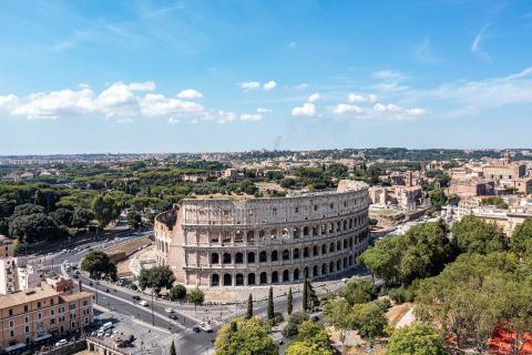 Κολοσσαιο ρωμη αεροφωτογραφία με φόντο την πρωτεύουσα της Ιταλίας