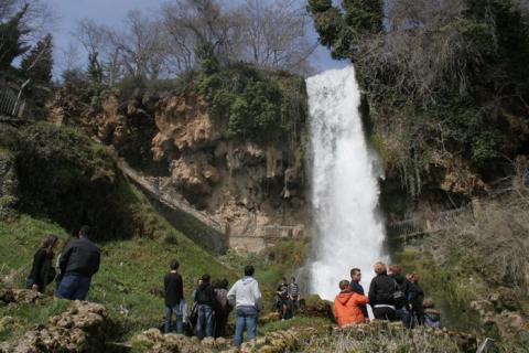 Κόσμος στον μεγάλο ποταμό της Έδεσσας Κάρανο