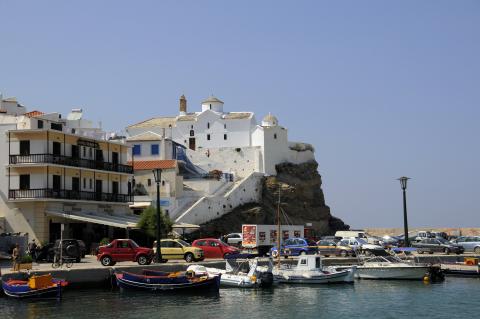 Σκοπελοσ εκκλησια τα εισόδια της θεοτόκου στο λιμάνι της πόλης