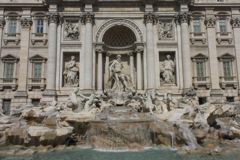 Τα γλύπτά στο σιντριβάνι της fontana di trevi