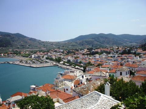 Το λιμάνι και η χώρα στην Σκόπελο, το νησί με τις όμορφες παραλίες και τα αξιοθέατα