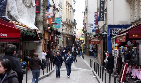 παρίσι αξιοθέατα κοσμος κάνει βόλτα για ψώνια στην αγορά της πόλης