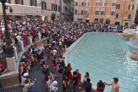 fontana di trevi το σιντριβάνι της Ρώμης με πλήθος επισκεπτών