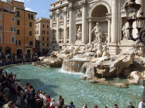 fontana di trevi τουρίστες σε ένα από τα όμορφα συντριβάνια της Ρώμης